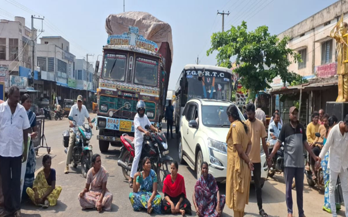 హరిణి హంతకుడిని తక్షణమే అరెస్ట్ చేయాలని రాస్తారోకో