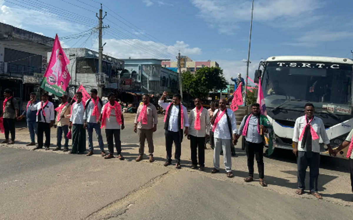 ఎమ్మెల్యేల అరెస్టుపై జూలూరుపాడులో భగ్గుమన్న గులాబీ శ్రేణులు