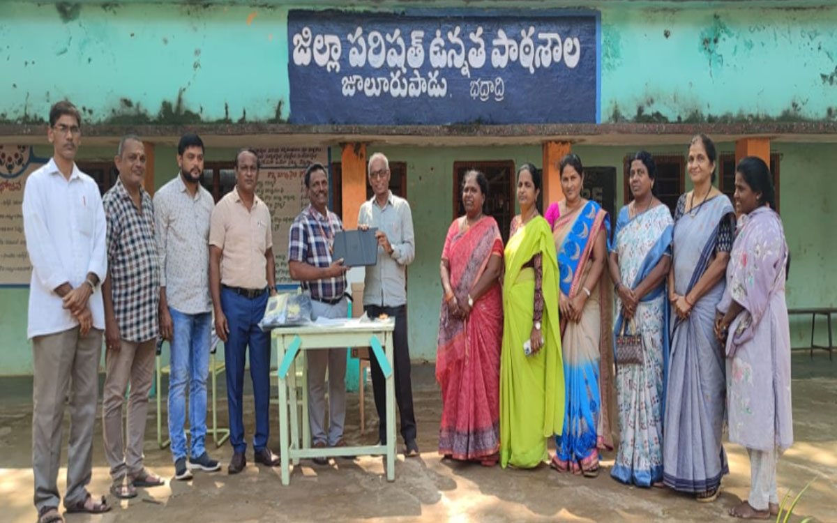 పాఠశాలకు పూర్వ విద్యార్థి రూ.1.20 ల‌క్ష‌ల విలువైన సామ‌గ్రి అంద‌జేత
