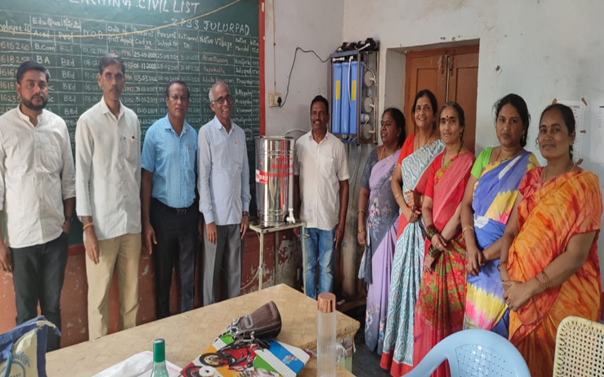 పాఠశాలకు పూర్వ విద్యార్థి రూ.1.20 లక్షల విలువైన సామగ్రి అందజేత