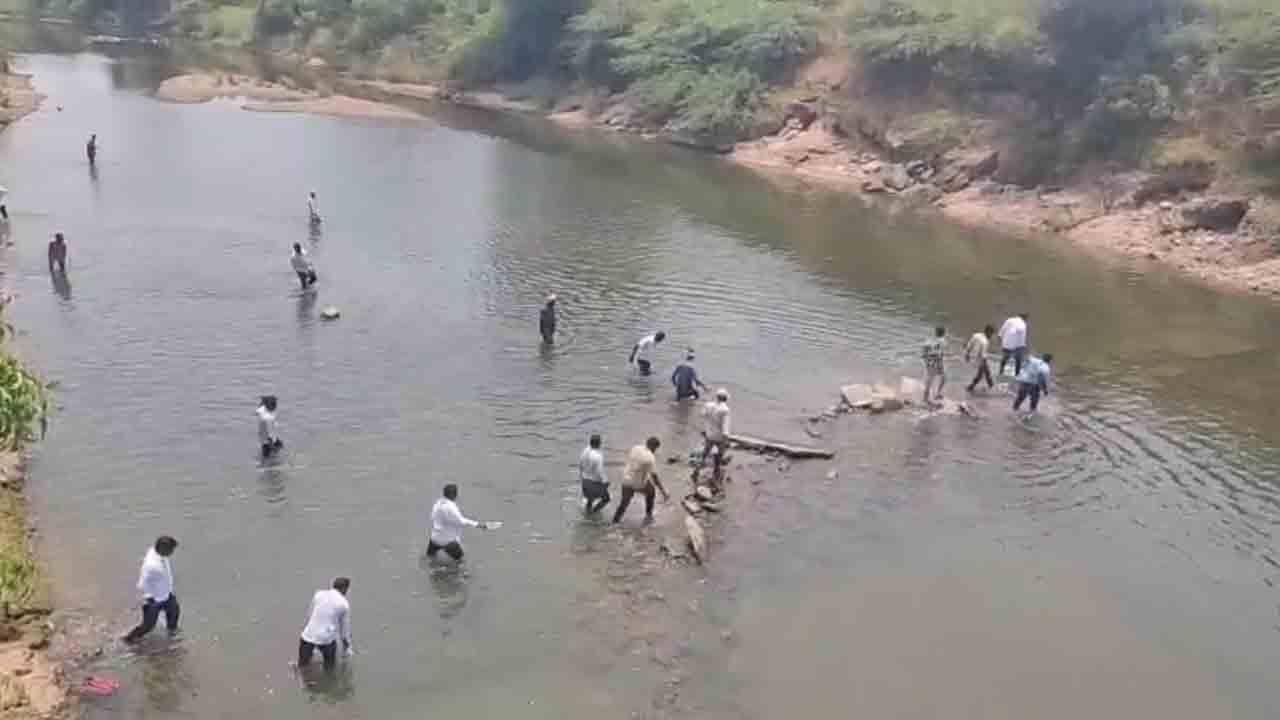 Jurala project | సాగు నీళ్ల కోసం ప్రాణాలు సైతం లెక్క చేయని రైతులు.. కన్నీళ్లు తెప్పిస్తున్న అన్నదాతల పోరాటం : వీడియో