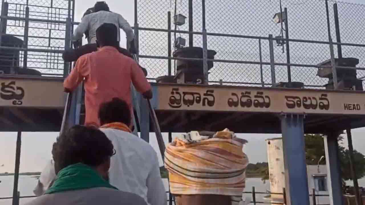Jurala Project | జూరాల వద్ద ఉద్రిక్తత.. స్వయంగా ప్రాజెక్టు నుండి నీళ్లు వదులుకున్న రైతులు..!