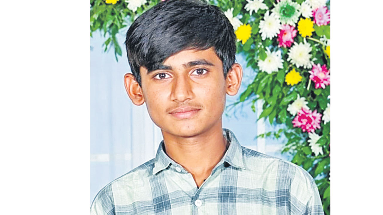 సెల్‌ ఫోన్‌ కొనివ్వలేదని.. బాలుడి ఆత్మహత్య