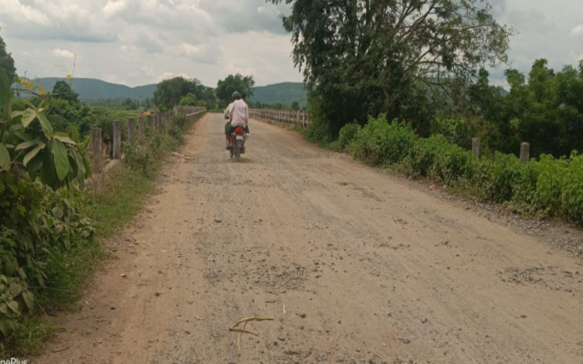 ఓవర్ లోడుతో రోడ్లు ధ్వంసం