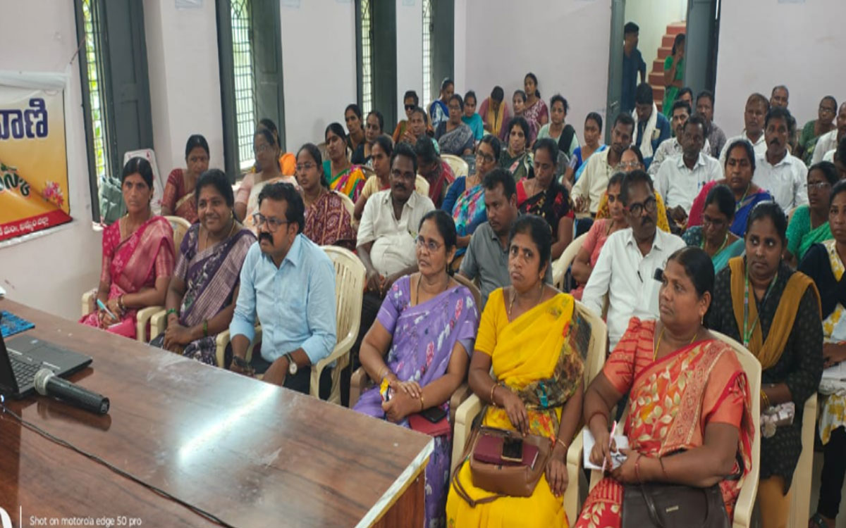 చేయూత పెన్షన్లు, పాఠశాల యూనిఫామ్‌లపై సెర్ప్‌ సీఈవో సమీక్ష