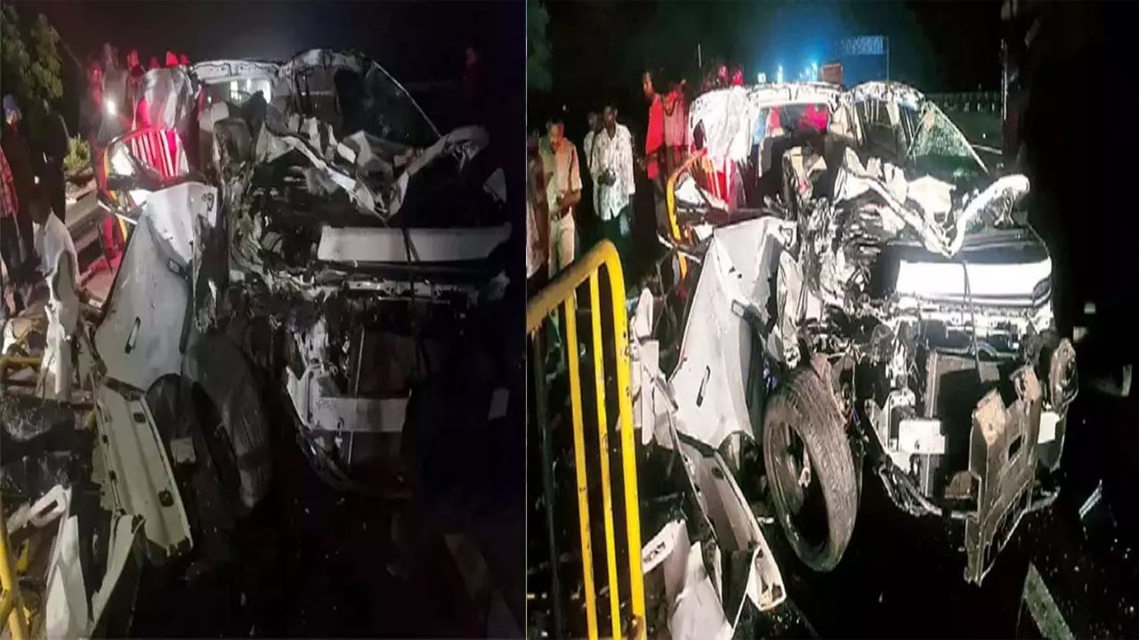 Karimnagar Road Accident | ఆగి ఉన్న లారీని ఢీకొన్న కారు.. ముగ్గురు విద్యుత్ శాఖ సిబ్బంది మృతి.. ఇద్దరికి తీవ్ర గాయాలు
