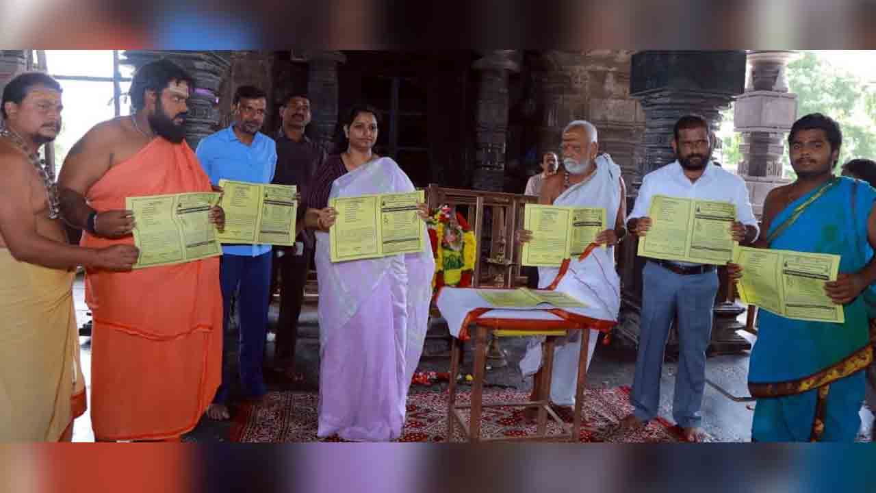 వేయిస్తంభాల దేవాలయంలో 14 నుంచి గణపతి నవరాత్రోత్సవాలు ..కరపత్రాలు ఆవిష్కరించి ఎంపీ కడియం కావ్య