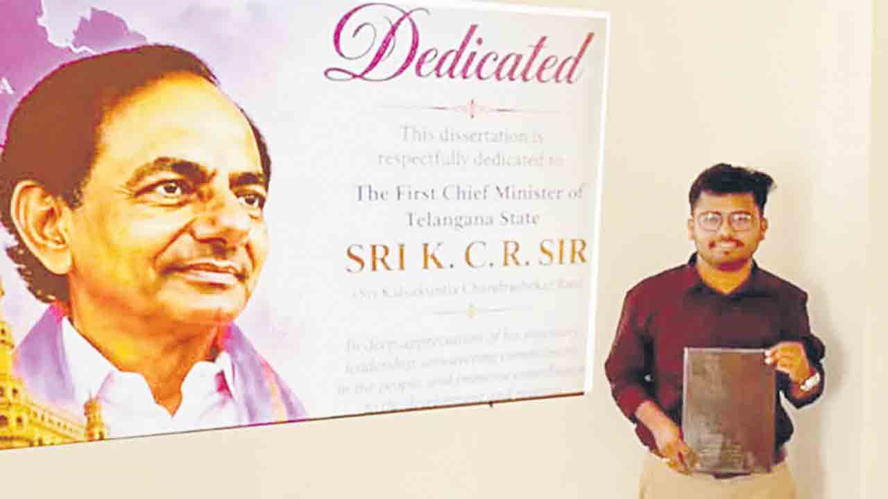 కేసీఆర్‌పై అభిమానం.. పరిశోధనా గ్రంథం అంకితం