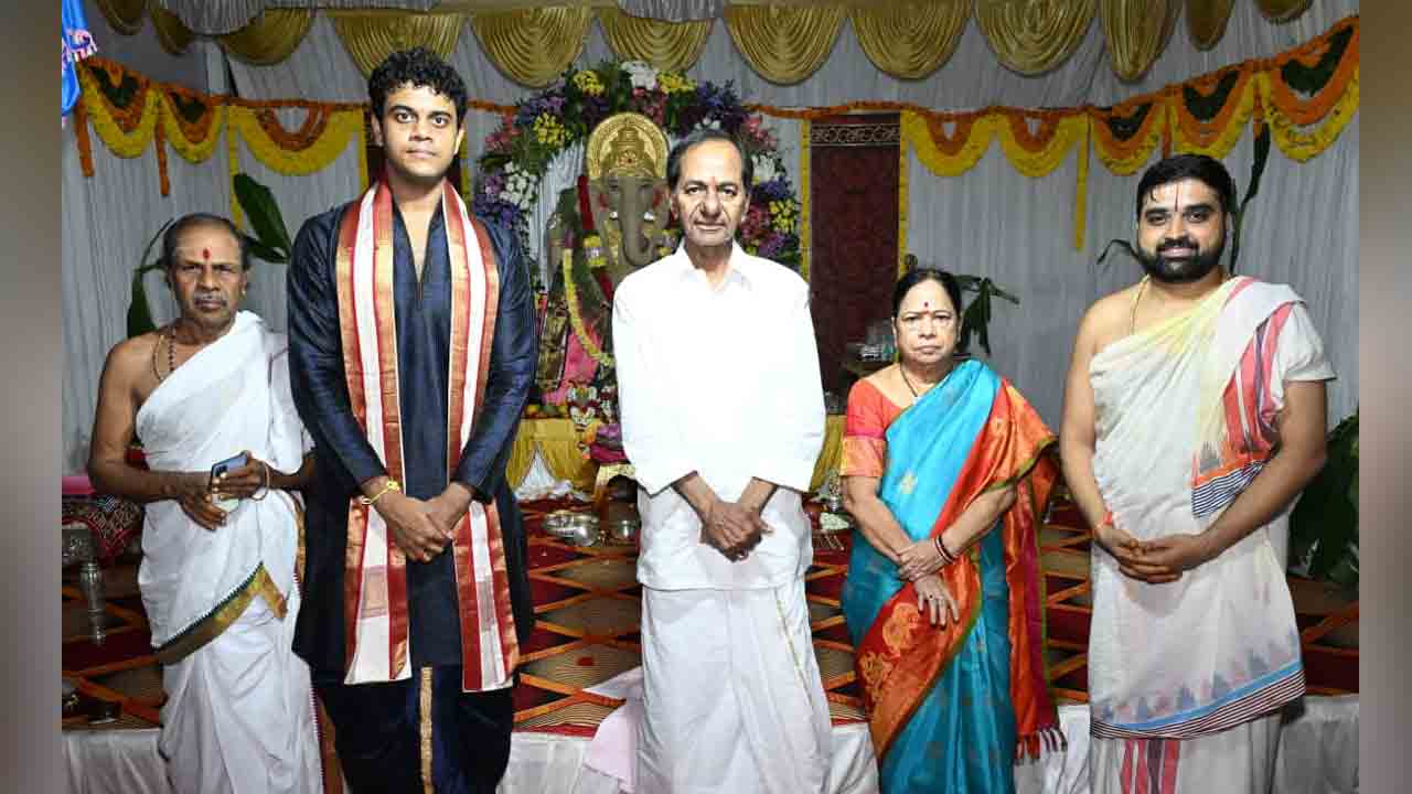 KCR | గణనాధుడికి ప్రత్యేక పూజలు చేసిన కేసీఆర్ దంపతులు..!