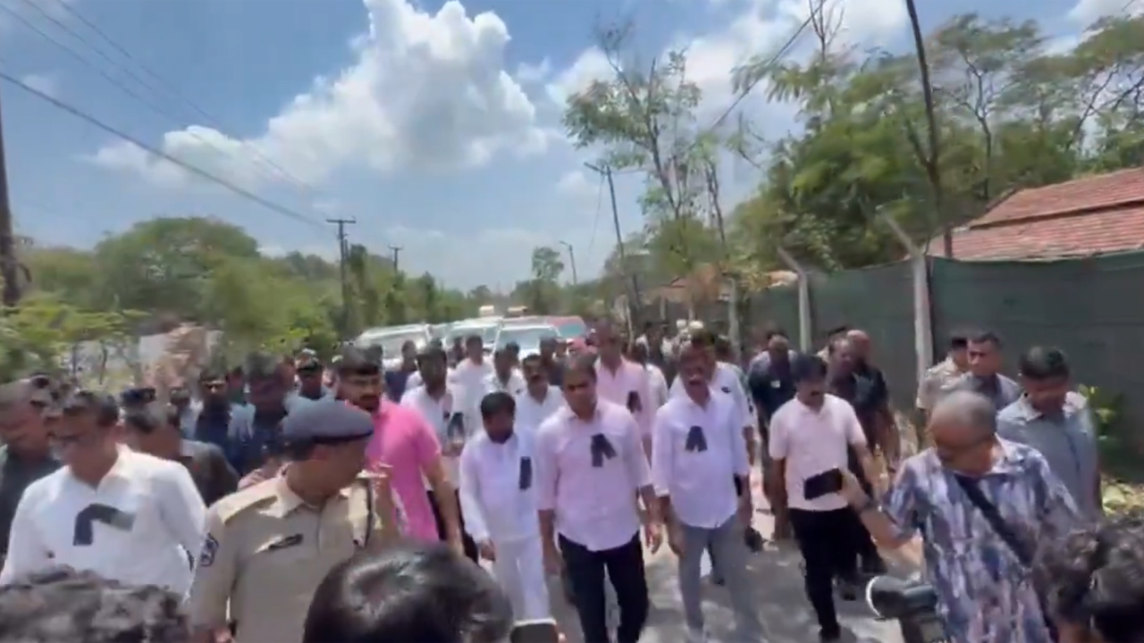 KCR | కేటీఆర్, హరీశ్‌రావు వాహనాలను అడ్డుకున్న పోలీసులు.. కాలినడకగా కేసీఆర్ నివాసానికి బయల్దేరిన బీఆర్ఎస్ ఎమ్మెల్యేలు