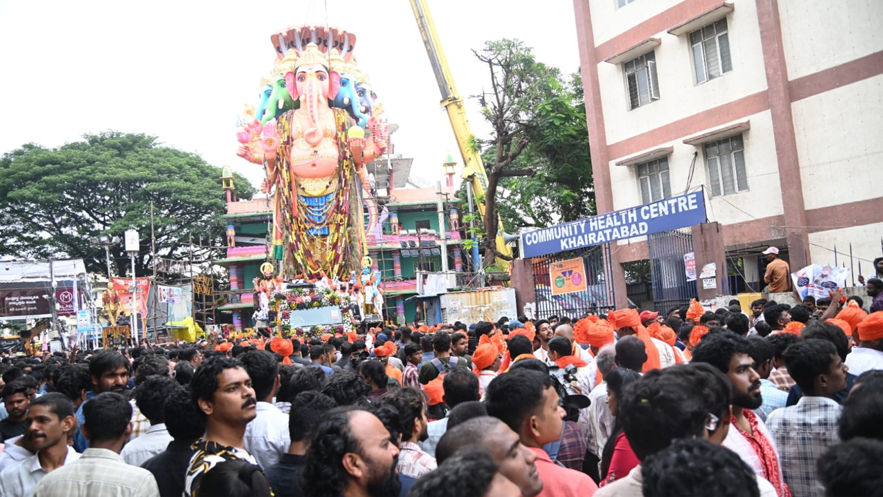Khairatabad Ganesh | హైదరాబాద్‌లో గణేశ్‌ నిమజ్జన కోలాహలం.. ప్రారంభమైన ఖైరతాబాద్‌ మహాగణపతి శోభాయాత్ర