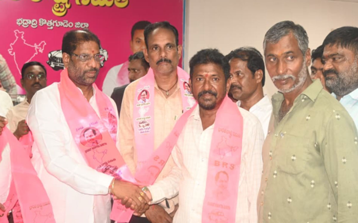 కారెక్కిన సీపీఐ సీనియర్ నేత కిలారు ప్రసాద్