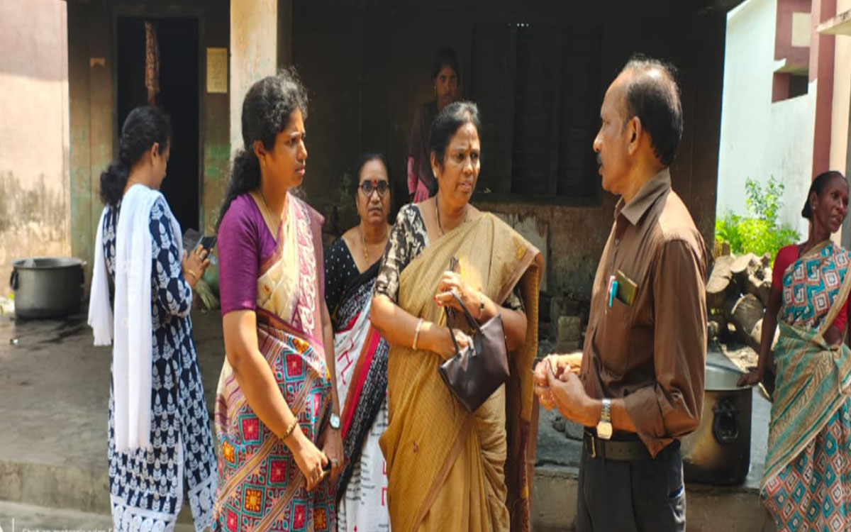 కారేపల్లి జడ్పీహెచ్ఎస్లో మధ్యాహ్న భోజనం తనిఖీ