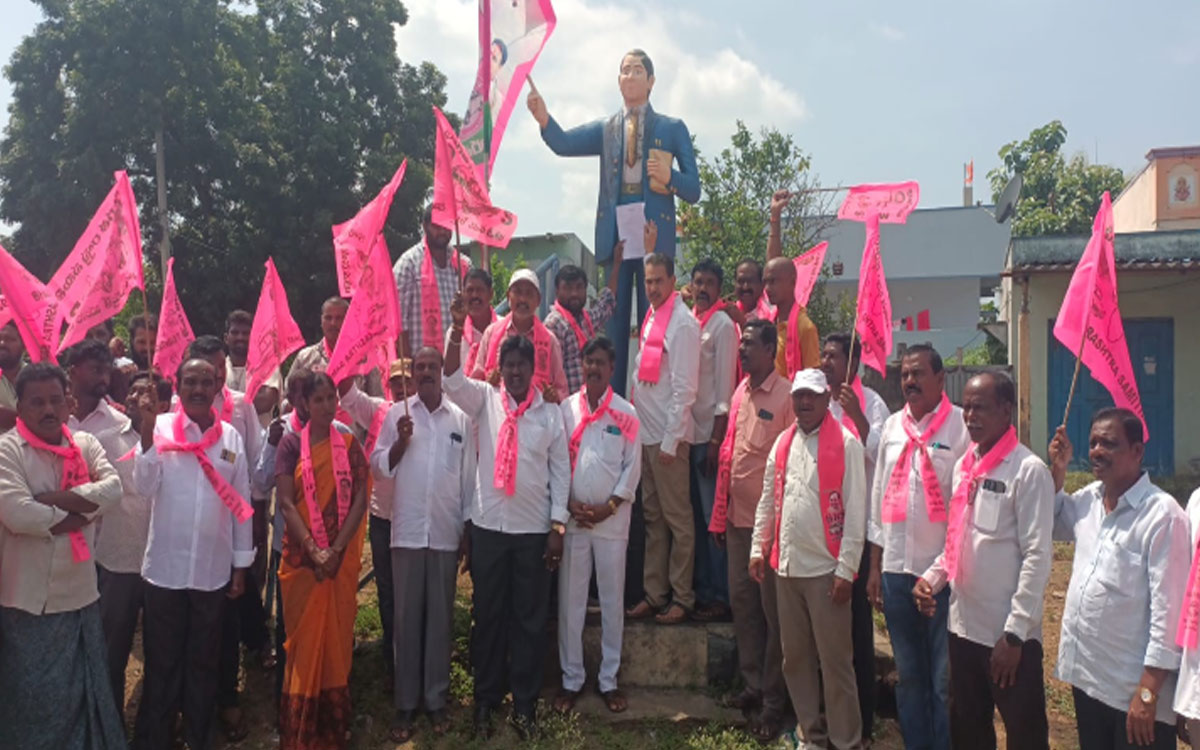 ‘అక్రమ కేసులను తక్షణం ఎత్తేయాలి’