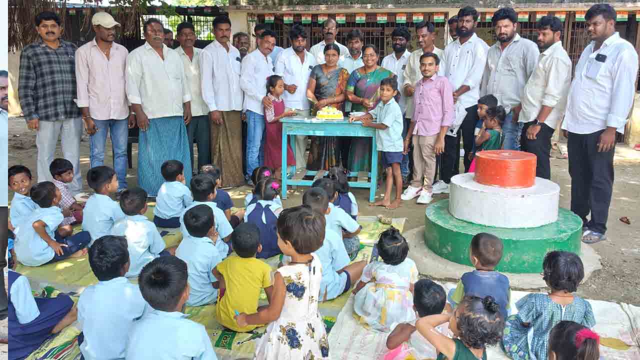 విద్యార్థులకు పరీక్ష సామగ్రి పంపిణీ