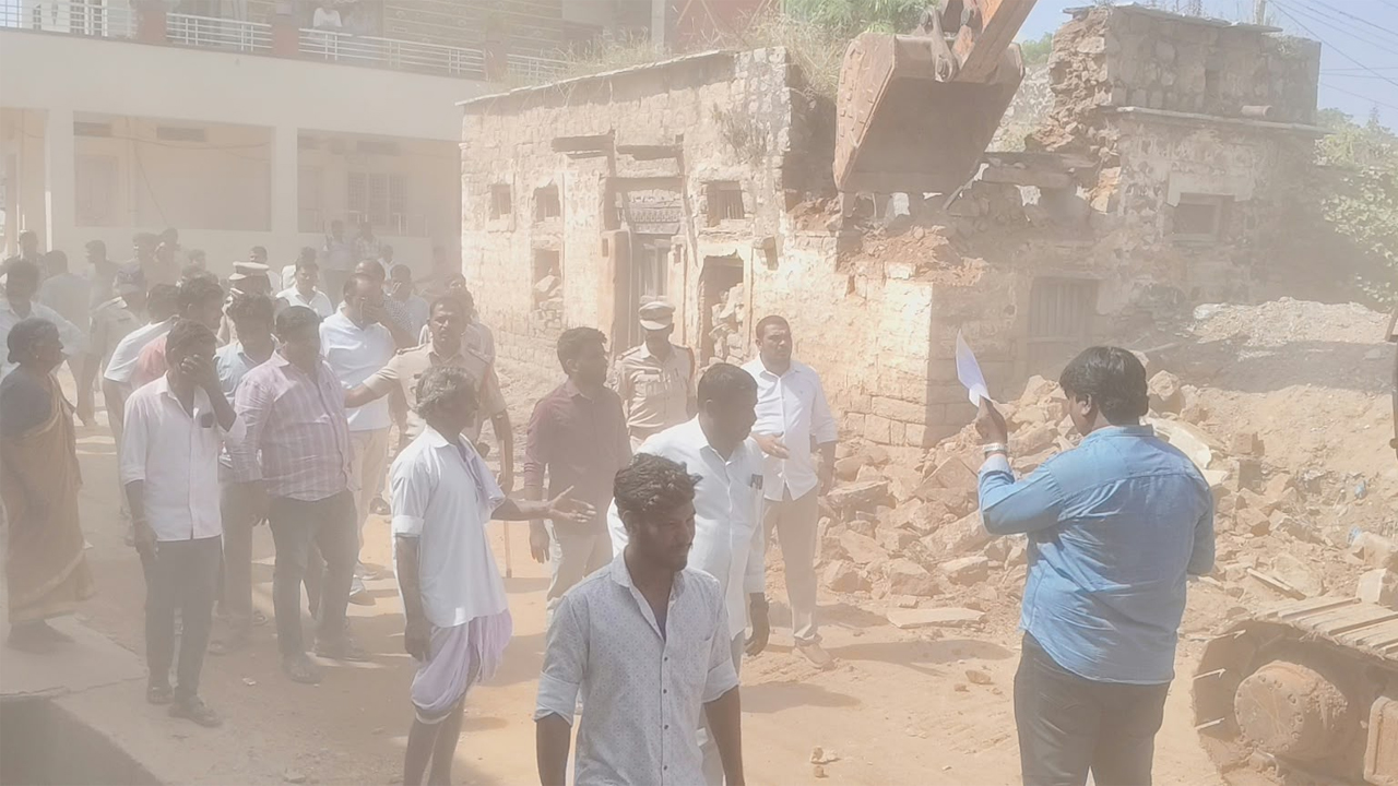 Kodangal | సీఎం ఇలాకాలో బుల్డోజర్ల విధ్వంసం.. రోడ్డు విస్తరణ పేరుతో 84 మంది ఇళ్లు, దుకాణాలు కూల్చివేత