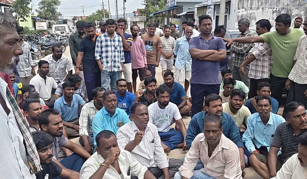Sirikonda | కొండాపూర్‌లో వివాదస్పదంగా మారిన జండా గద్దె నిర్మాణం