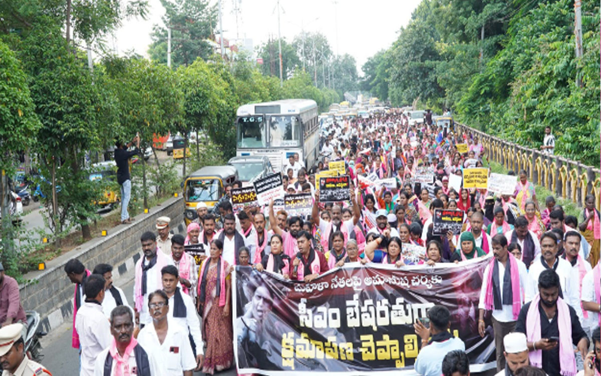 బీఆర్ఎస్ ఎమ్మెల్యేల అక్రమ అరెస్టులపై కొత్తగూడెంలో భారీ ప్రదర్శన