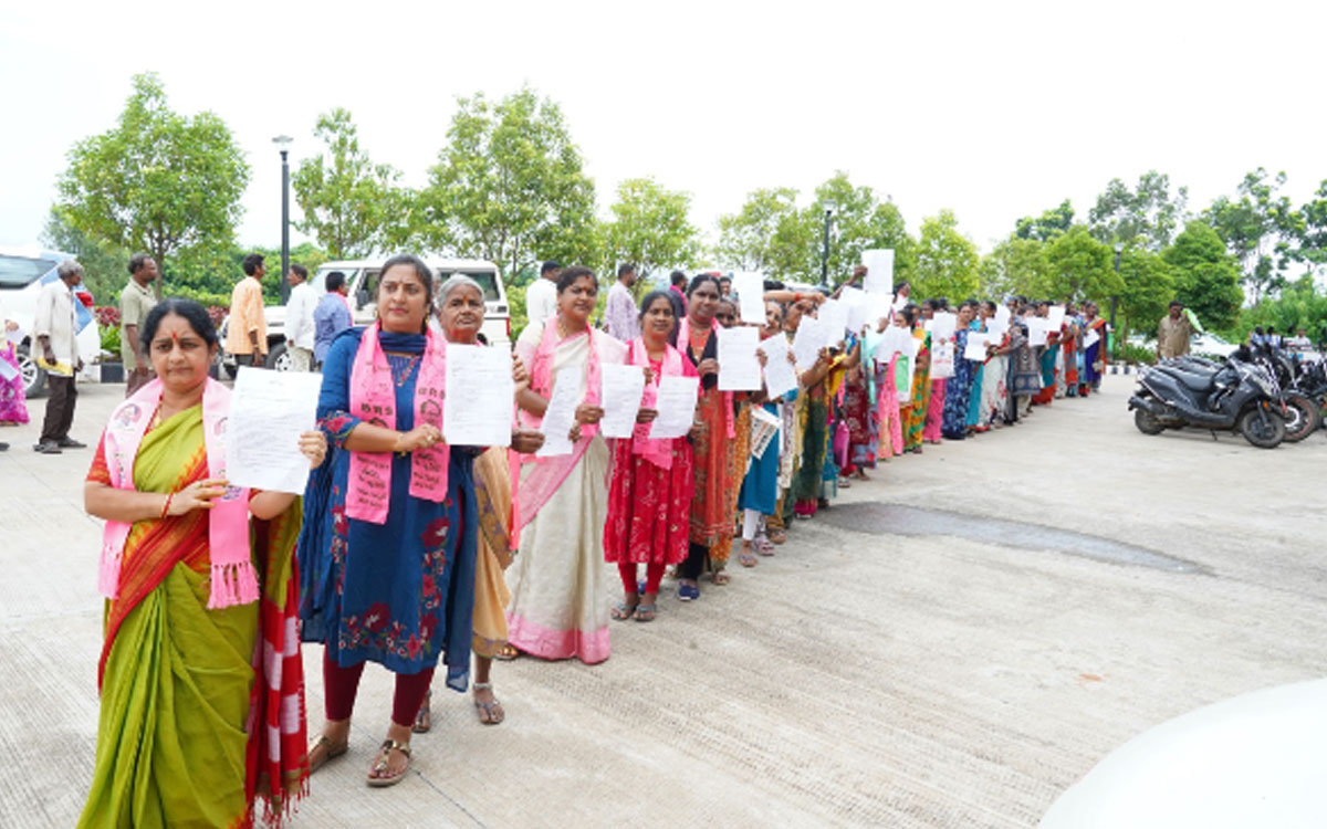 ‘కాంగ్రెస్ ఇచ్చిన హామీలను అమలు చేయాలి’