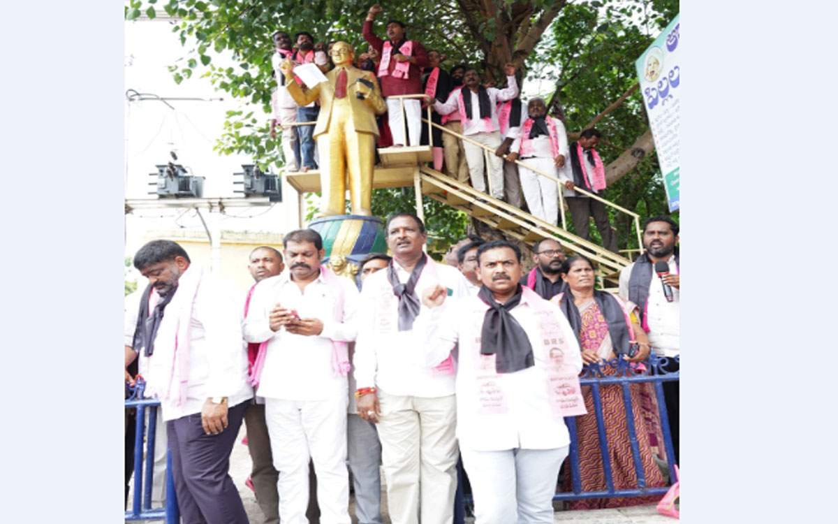 బీఆర్ఎస్ ఎమ్మెల్యేల అక్రమ అరెస్టులపై కొత్తగూడెంలో భారీ ప్రదర్శన