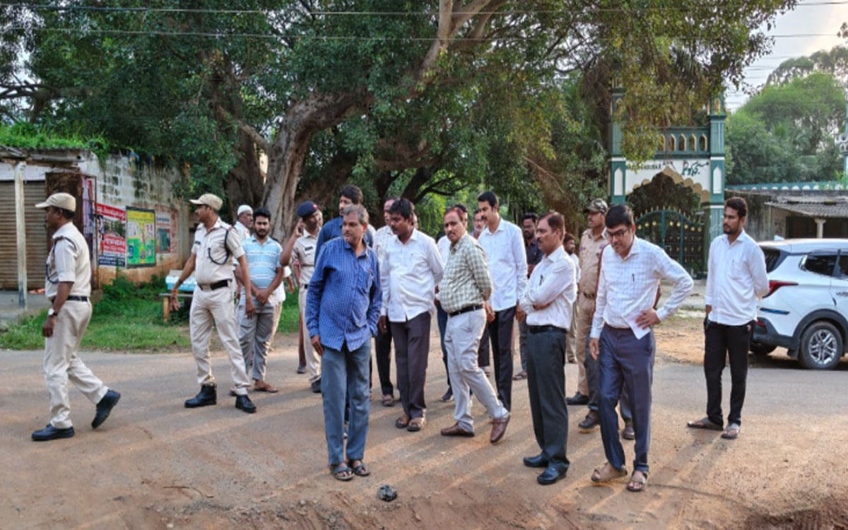 గుంతలమయంగా రుద్రంపూర్–గౌతంపూర్ ప్రధాన రహదారి