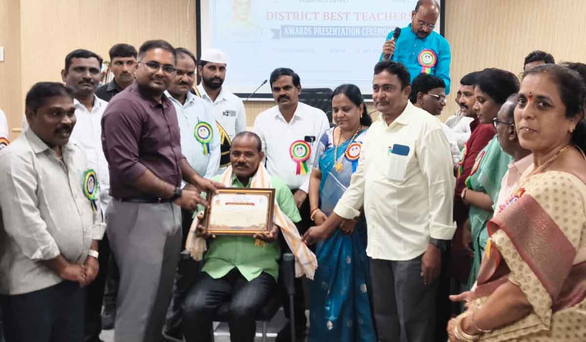 Odela | ఉత్తములకు పెద్దపల్లి కలెక్టర్‌ కోయ శ్రీహర్ష చేతుల మీదుగా సన్మానం