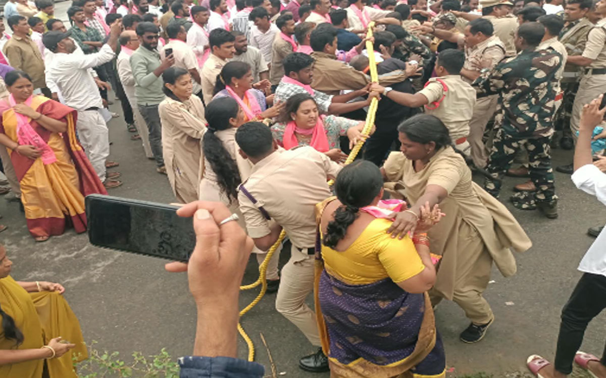 కేటీపీఎస్ వద్ద ఉద్రిక్తత.. బీఆర్ఎస్ బృందాన్ని అడ్డుకున్న పోలీసులు