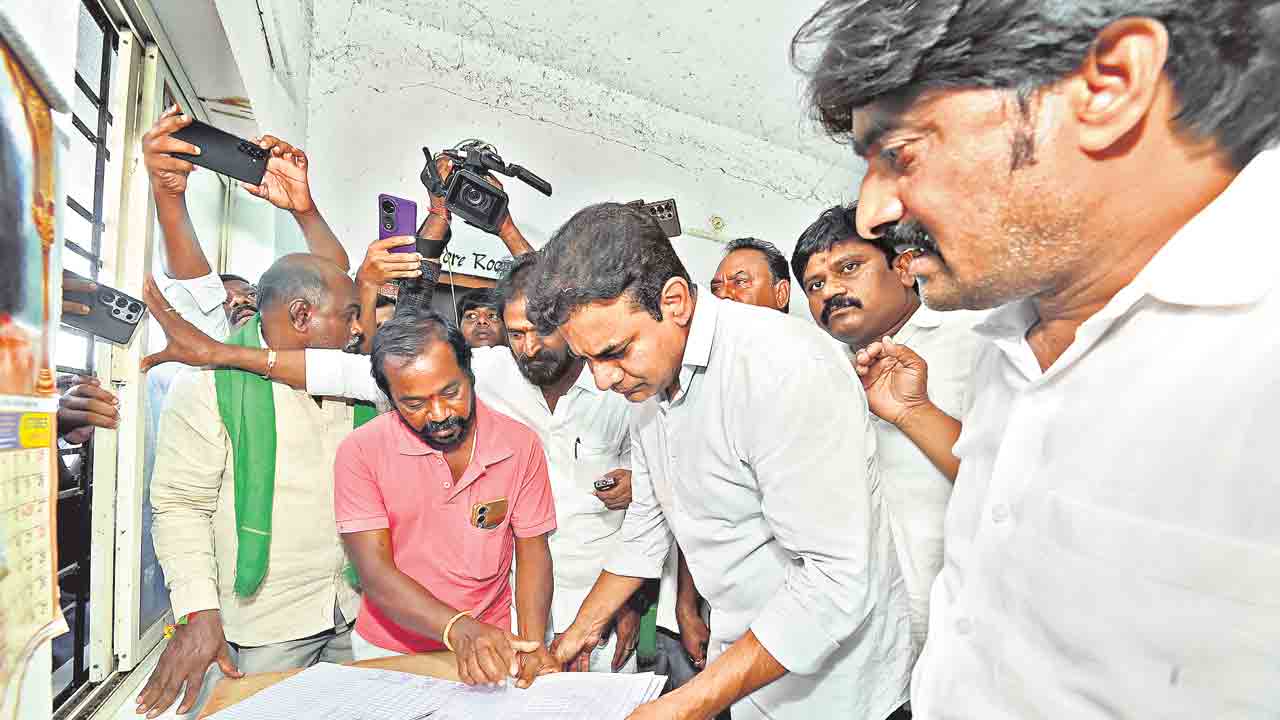 జూరాల కింద ఎకరా ఎండినా సర్కార్‌ను వదలం