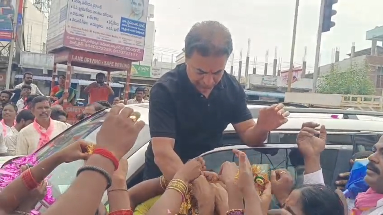 KTR | కేటీఆర్‌కు అలుగునూరులో ఘనస్వాగతం.. పోటీపడి రాఖీలు కట్టిన మహిళలు
