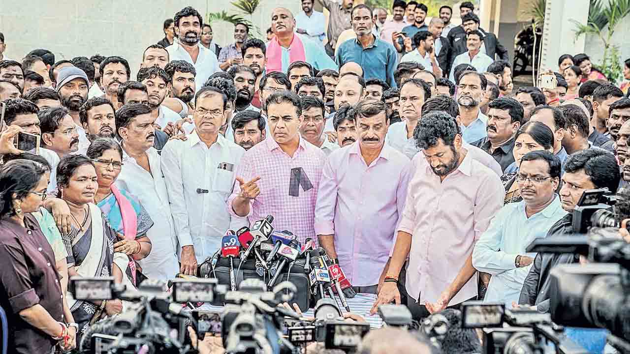 రేవంత్‌ పాలనలో ప్రజాస్వామ్యం అపహాస్యం.. కేటీఆర్‌