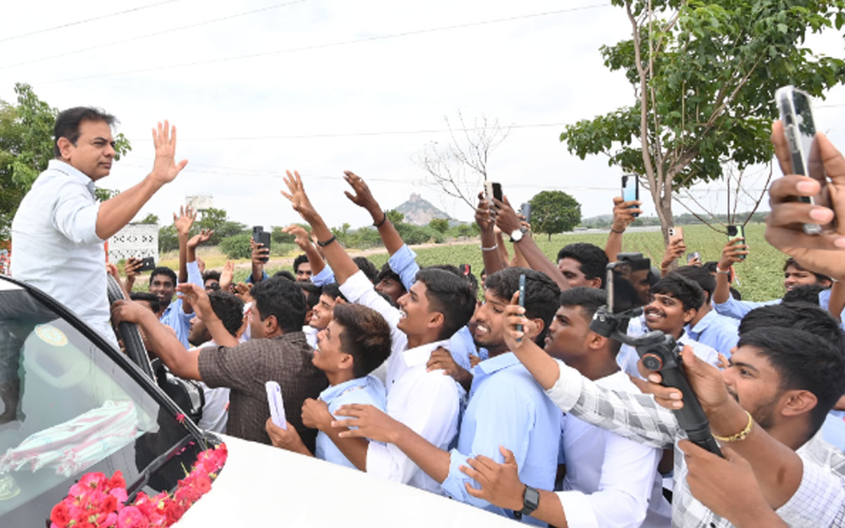 కేటీఆర్కు ఎంజీయూ, పాలిటెక్నిక్ విద్యార్థుల వినతి