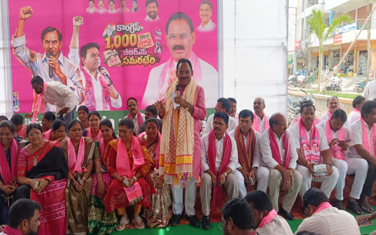 ‘ప్రజా సమస్యలు గాలికొదిలి మంత్రి పదవి కోసం రాజగోపాల్ రెడ్డి చ‌క్క‌ర్లు’