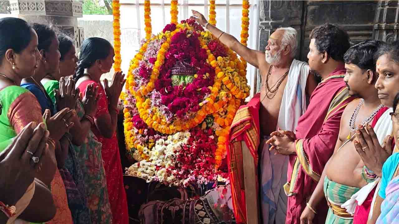 Laksha Pushparchana | వేయిస్తంభాల ఉత్తిష్ఠగణపతికి లక్ష పుష్పార్చన