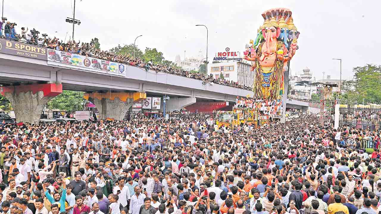 వెళ్లి మళ్లీ.. రావయ్యా.. గ్రేటర్‌లో గణనాథులకు ఘనమైన వీడ్కోలు