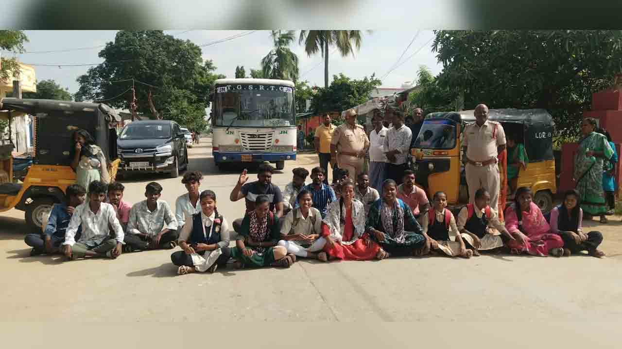 బస్సు సౌకర్యం కలపించాలని రోడ్డుపై బైఠాయించి విద్యార్థుల ఆందోళన