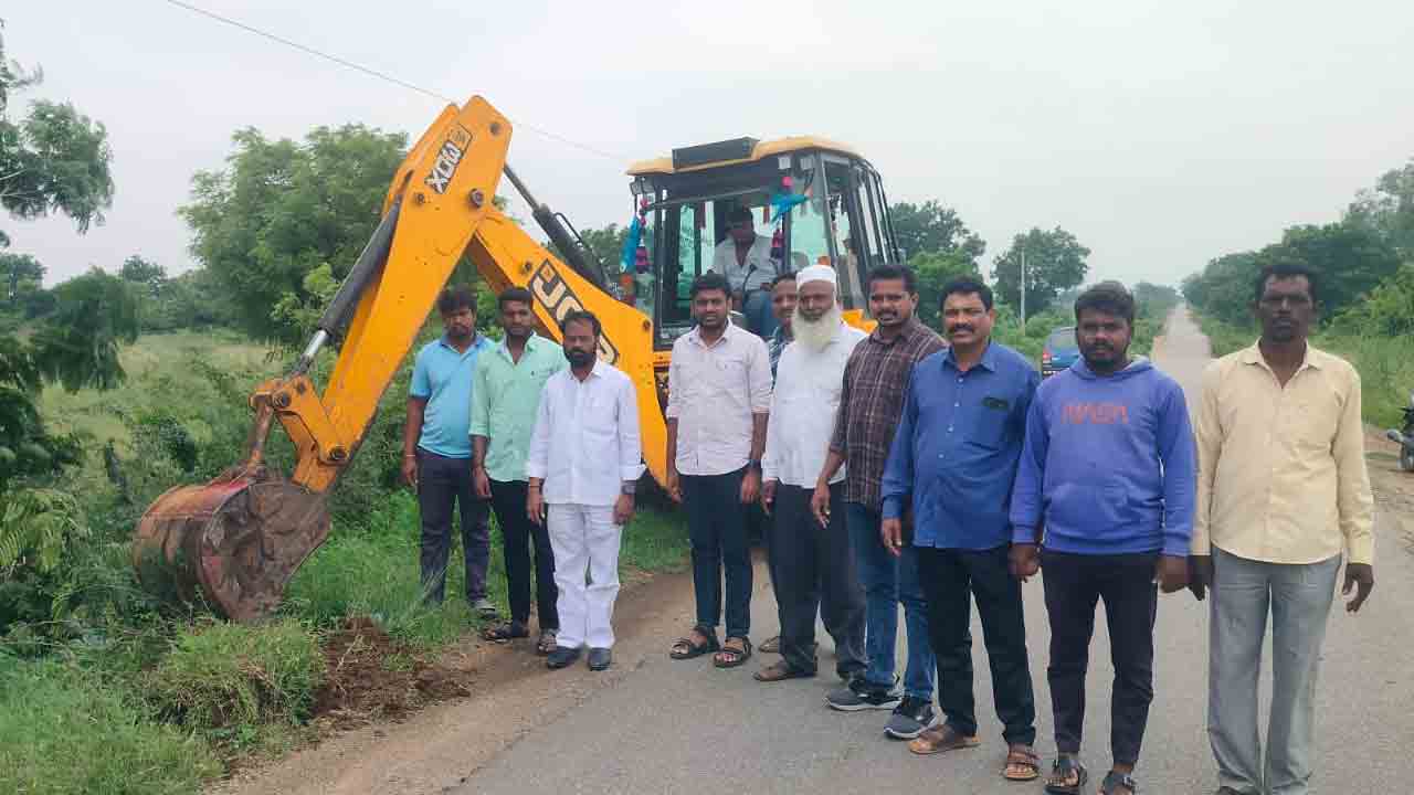 మద్దూరులో రోడ్లకు ఇరువైపుల చెట్ల తొలగింపు