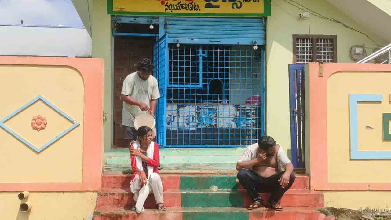 Narsimhulapet | ఎక్సైజ్ దాడులపై నిరసిన.. వైన్ షాప్ ముందు పెట్రోల్ పోసుకొని దంపతులు ఆత్మహత్యాయత్నం..!