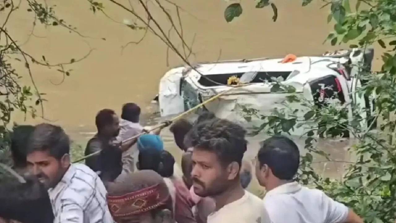 Madhya Pradesh | కాలువ‌లోకి దూసుకెళ్లిన కారు.. ముగ్గురు చిన్నారులతోస‌హా ఎనిమిది మంది మృతి