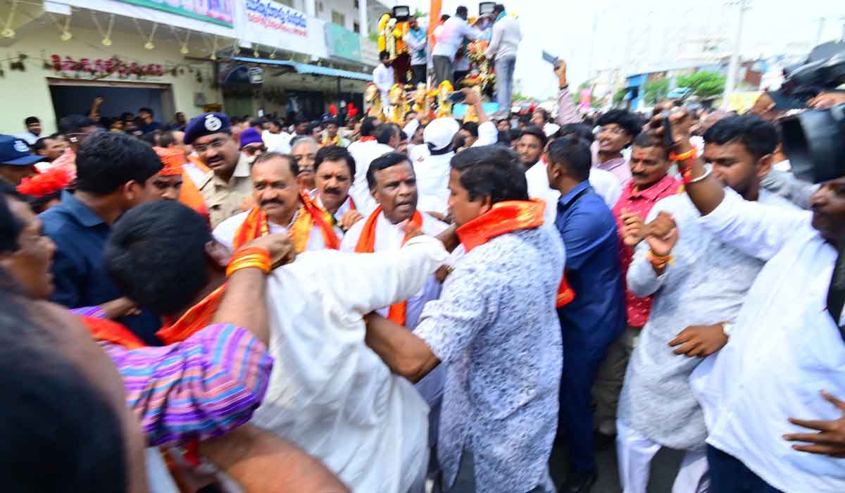 Nizamabad | గణేష్‌ నిమజ్ఞనంలో కాంగ్రెస్, బీజేపీ నేతల వీధి పోరాటం.. శోభయాత్ర ప్రారంభానికి కాంగ్రెస్, బీజేపీ నేతల బాహాబాహి