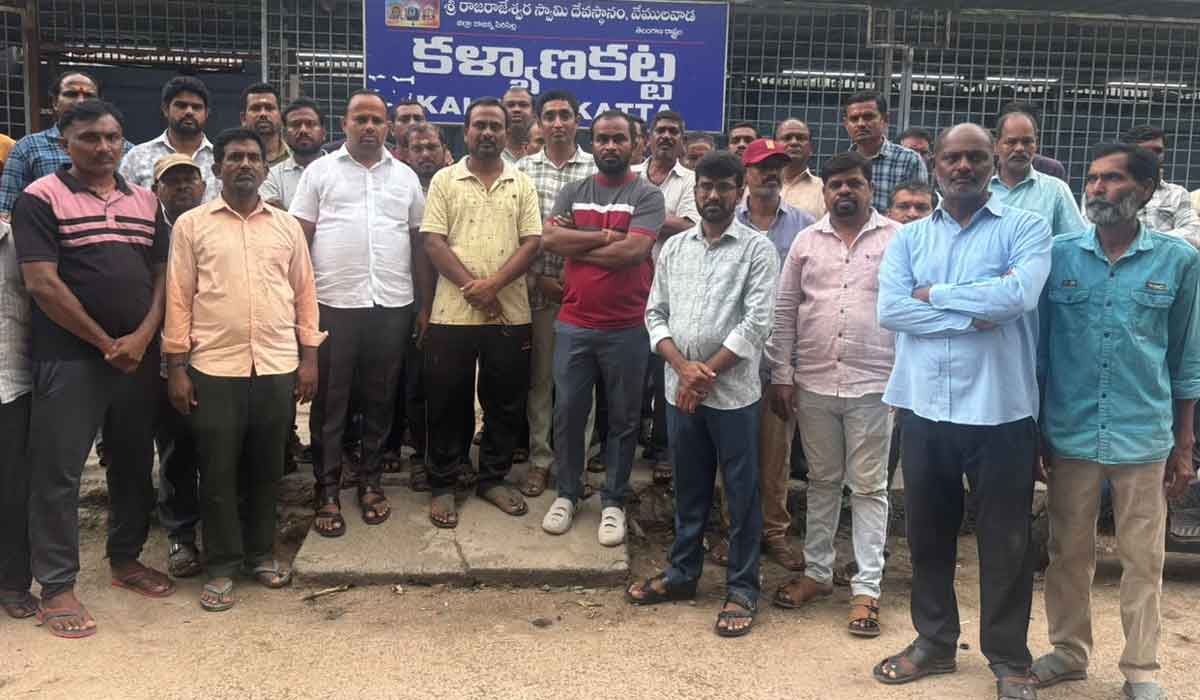 Vemulawada | సమస్యలు పరిష్కరించాలని వేములవాడ నాయి బ్రాహ్మణుల ఆందోళన.. సంప్రదింపులు జరిపిన రాజన్న ఆలయ అధికారులు