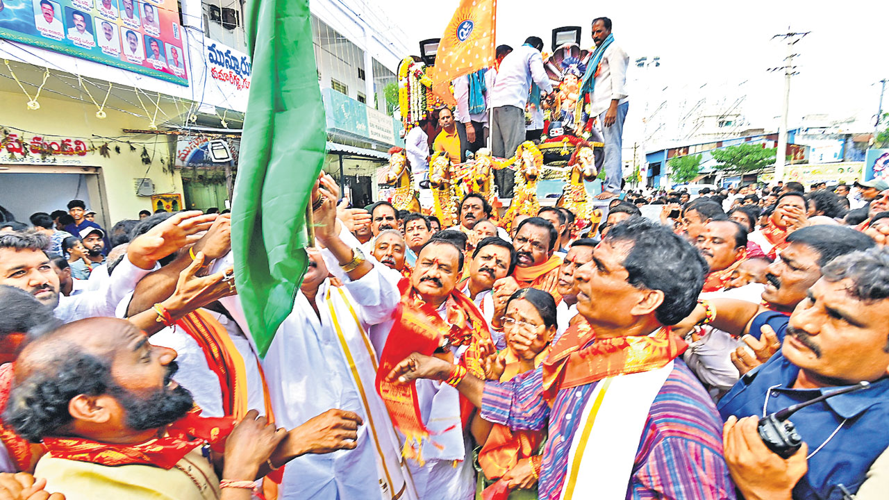 గణపయ్య సాక్షిగా..కాంగ్రెస్‌, బీజేపీ బాహాబాహీ
