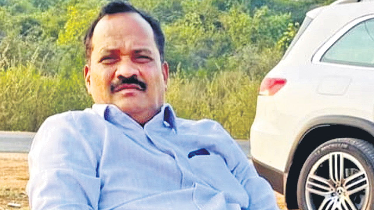 ఆర్థిక ఇబ్బందులతో రియల్టర్‌ ఆత్మహత్య