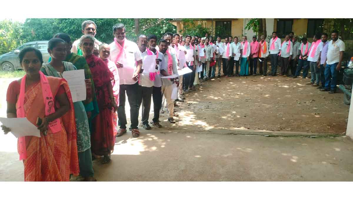 Julapalli | హామీలు తీర్చాలని జూలపల్లిలో బారులు తీరిన బీఆర్ఎస్ శ్రేణులు