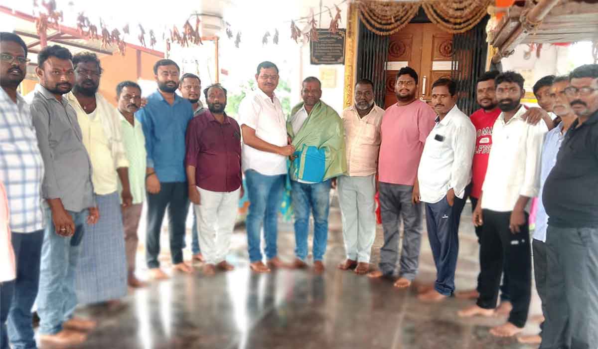 Free service | మధురనగర్‌లో బడి, గుడికి ఉచిత సర్వీస్