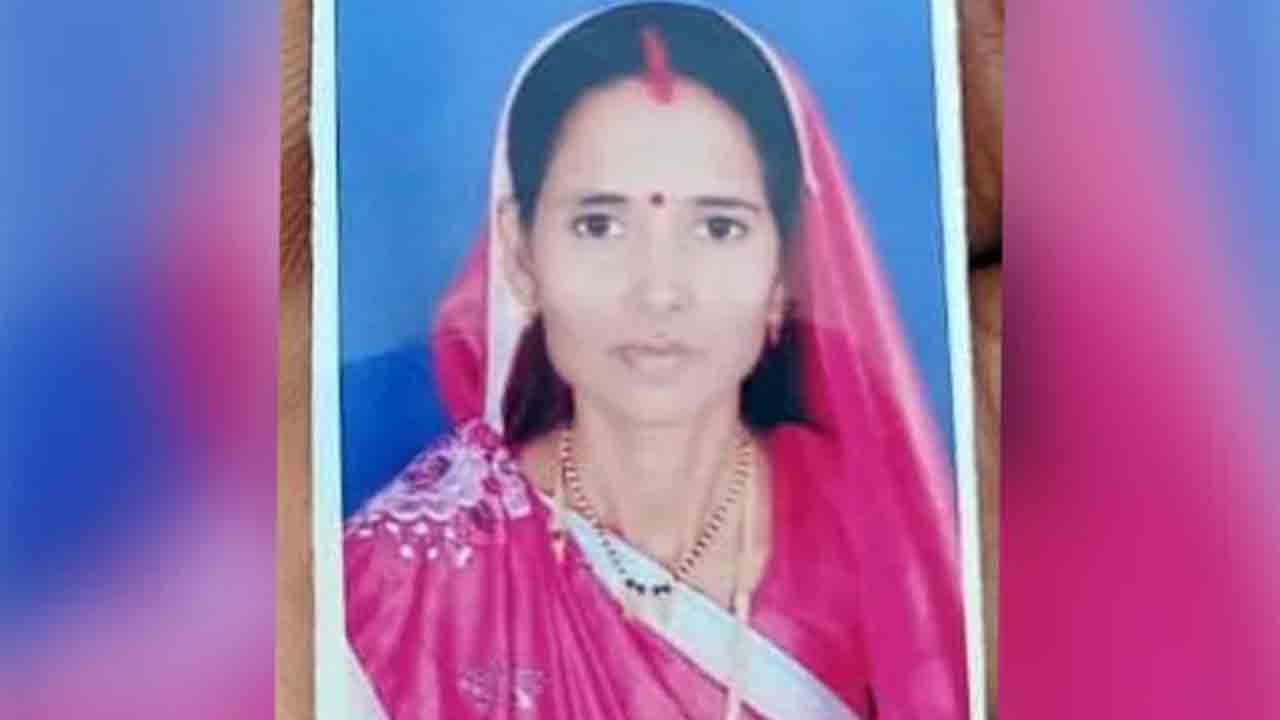 man kills daughter-in-law | కుమారుడి మరణానికి కోడలు కారణమని అనుమానం.. ఆమెను నరికి చంపిన మామ