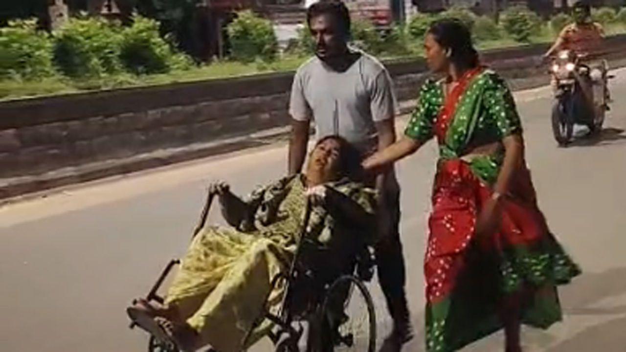 Mancherial | తల్లికి వైద్యం అందలేదని.. వీల్‌చైర్‌లో ఎమ్మెల్యే ఇంటికి తీసుకెళ్లిన కొడుకు