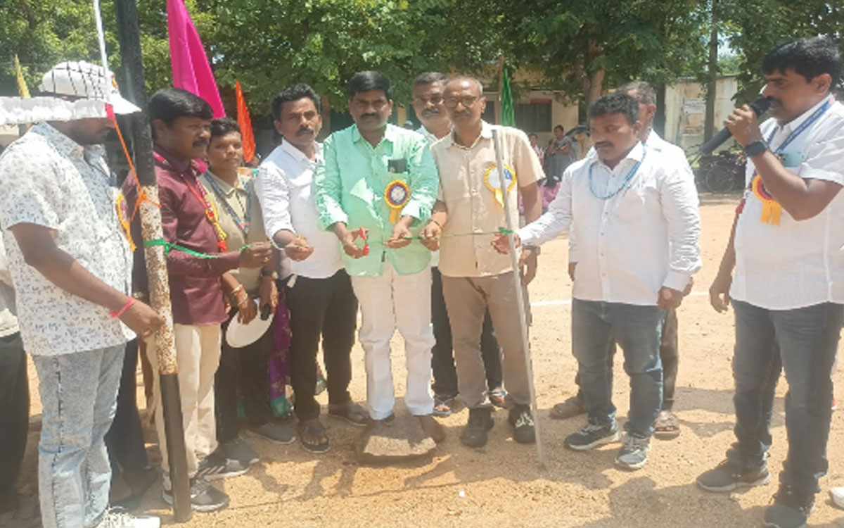 విద్యార్థులు చదువుతో పాటు క్రీడల్లోను రాణించాలి : ఎంఈఓ లింగయ్య
