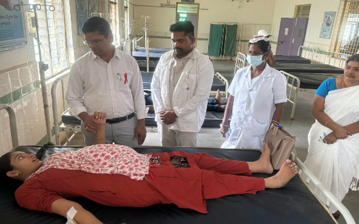అత్య‌వ‌స‌ర మందుల కొర‌త లేకుండా చూసుకోవాలి : డీఎంహెచ్‌ఓ డాక్టర్ తుకారాం రాథోడ్