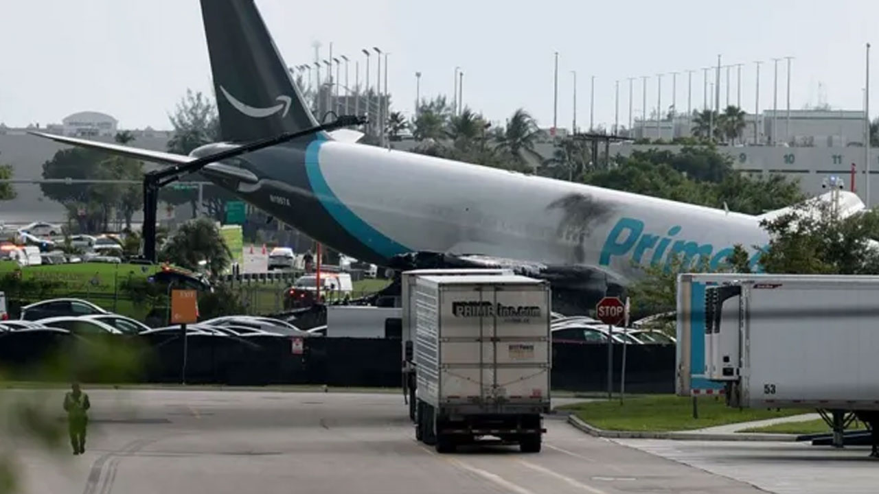 Amazon Cargo Plane: ర‌న్‌వే నుంచి దూసుకెళ్లిన కార్గో విమానం.. అయిదుగురు మృతి