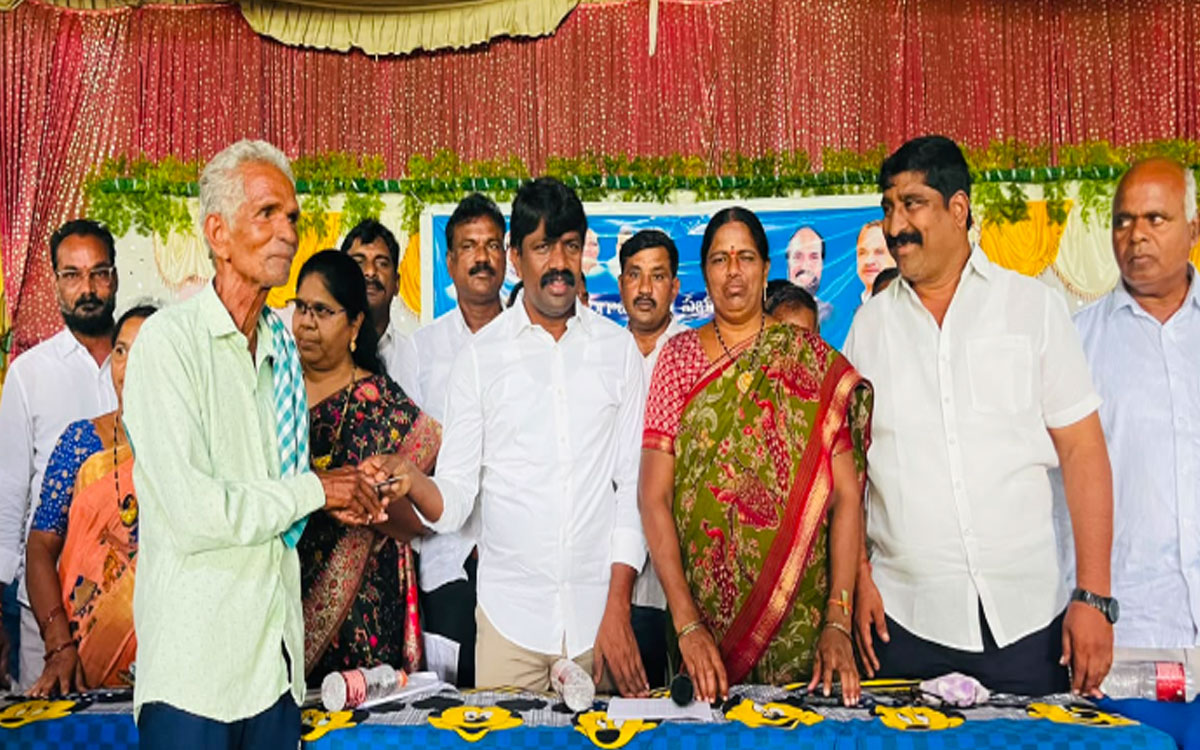 కేతేపల్లిలో స్మార్ట్ రేషన్ కార్డుల పంపిణీ